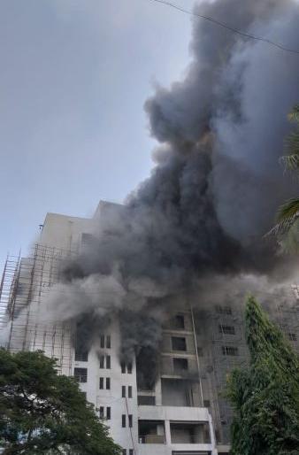 Fire in the hospital under newly-upgraded hospital | नागपुरात नवनिर्माणाधीन रुग्णालयाला आग Fire in the hospital under newly-upgraded hospital | नागपुरात नवनिर्माणाधीन रुग्णालयाला आग