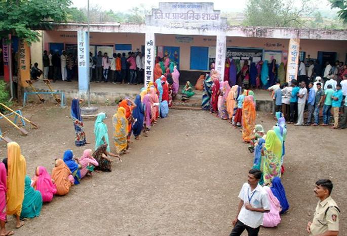  Queue for voting since morning | मतदानासाठी सकाळपासूनच रांगा