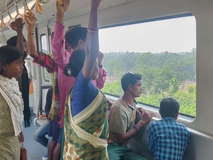 Gadchiroli people visits Nagpur metro stations | नागपूर मेट्रो स्टेशन्सवर उमटली गडचिरोलीच्या रानावनातली पावले Gadchiroli people visits Nagpur metro stations | नागपूर मेट्रो स्टेशन्सवर उमटली गडचिरोलीच्या रानावनातली पावले
