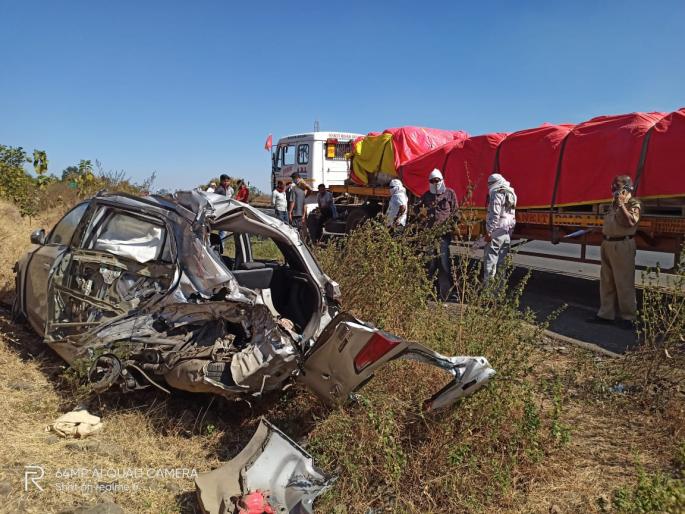 Bhardhaw's car tires burst; Fortunately, the father and son survived | भरधाव कारचे टायर फुटले; सुदैवाने वाचला वडील व मुलाचा जीव    