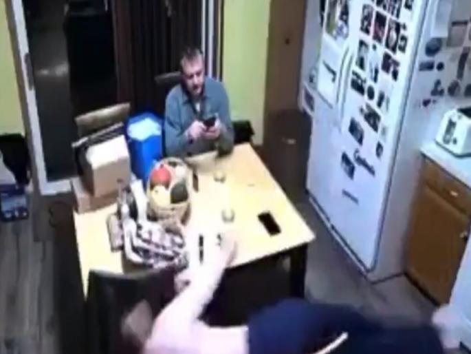 Video : Wife fell on her face in front of husband did not even look away from the mobile | VIDEO : पती फोन बघण्यात होता बिझी, अचानक तोंडावर पडली पत्नी आणि मग... Video : Wife fell on her face in front of husband did not even look away from the mobile | VIDEO : पती फोन बघण्यात होता बिझी, अचानक तोंडावर पडली पत्नी आणि मग...