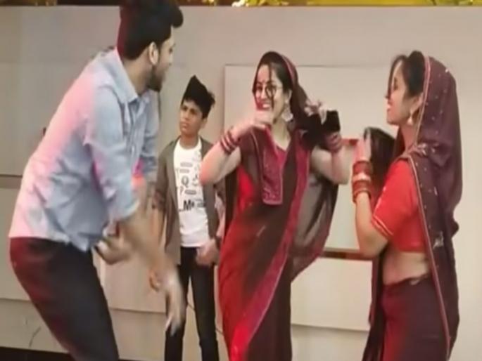 Devar Bhabhi dance video viral on youtube four lakh views | VIDEO : वहिनींना डान्स करताना पाहून डान्स फ्लोरवर आला दीर, हरयाणवी गाण्यावर घातला धुमाकूळ Devar Bhabhi dance video viral on youtube four lakh views | VIDEO : वहिनींना डान्स करताना पाहून डान्स फ्लोरवर आला दीर, हरयाणवी गाण्यावर घातला धुमाकूळ