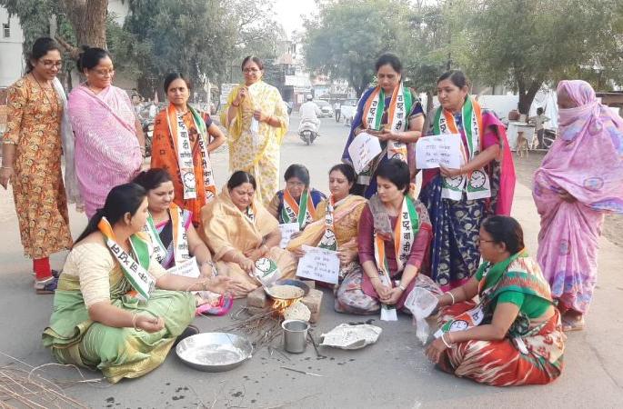 NCP's Chool Petwa Andolan to protest gas price hike | गॅस दरवाढीच्या निषेधार्थ राष्ट्रवादीचे चूल पेटवा आंदोलन NCP's Chool Petwa Andolan to protest gas price hike | गॅस दरवाढीच्या निषेधार्थ राष्ट्रवादीचे चूल पेटवा आंदोलन