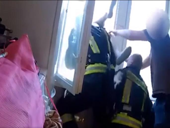 Shocking Video : Firefighter snatches suicide jumper out of mid air watch video | VIDEO : आत्महत्येसाठी छतावरून घेतली उडी, फायर फायटरने त्याला हवेतच खिडकीतून पकडलं... Shocking Video : Firefighter snatches suicide jumper out of mid air watch video | VIDEO : आत्महत्येसाठी छतावरून घेतली उडी, फायर फायटरने त्याला हवेतच खिडकीतून पकडलं...