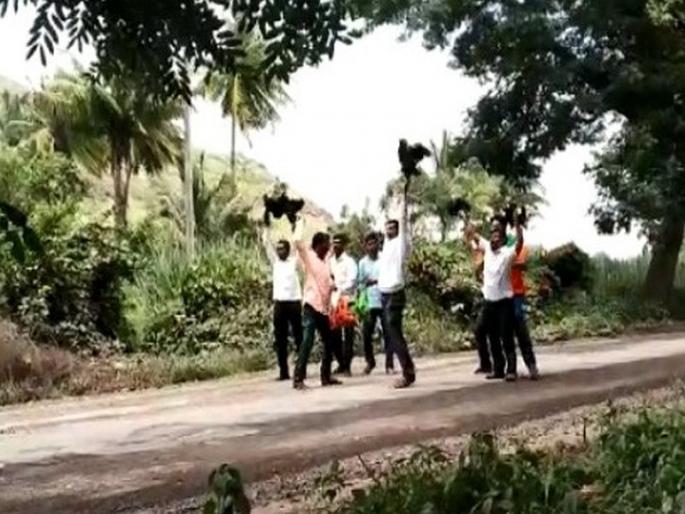Kadaknath hips thrown in front of Mahajanade chariot | Video - मुख्यमंत्र्यांच्या महाजनादेश यात्रेवर कडकनाथ कोंबड्या फेकल्या, स्वाभिमानीचे आंदोलन Kadaknath hips thrown in front of Mahajanade chariot | Video - मुख्यमंत्र्यांच्या महाजनादेश यात्रेवर कडकनाथ कोंबड्या फेकल्या, स्वाभिमानीचे आंदोलन