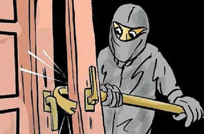 Police raid a gang trying to commit a robbery | दरोडा टाकण्याच्या प्रयत्नातील टोळीवर पोलिसांची झडप Police raid a gang trying to commit a robbery | दरोडा टाकण्याच्या प्रयत्नातील टोळीवर पोलिसांची झडप
