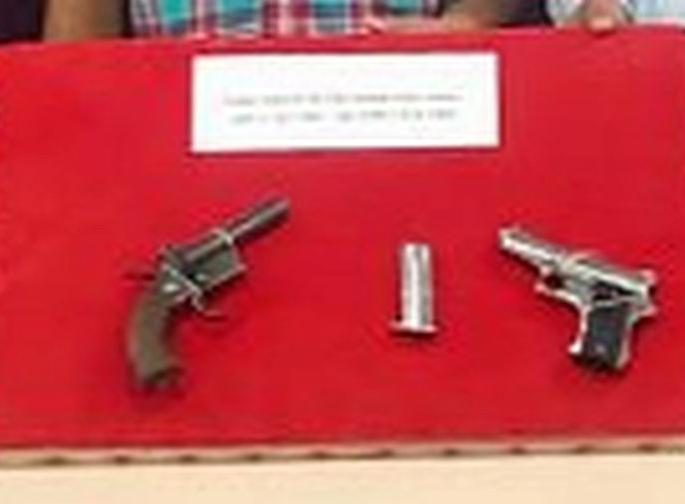 Arrested for carrying a gun and a pistol | गावठी कट्टा व पिस्तौल बाळगणाऱ्यास अटक Arrested for carrying a gun and a pistol | गावठी कट्टा व पिस्तौल बाळगणाऱ्यास अटक