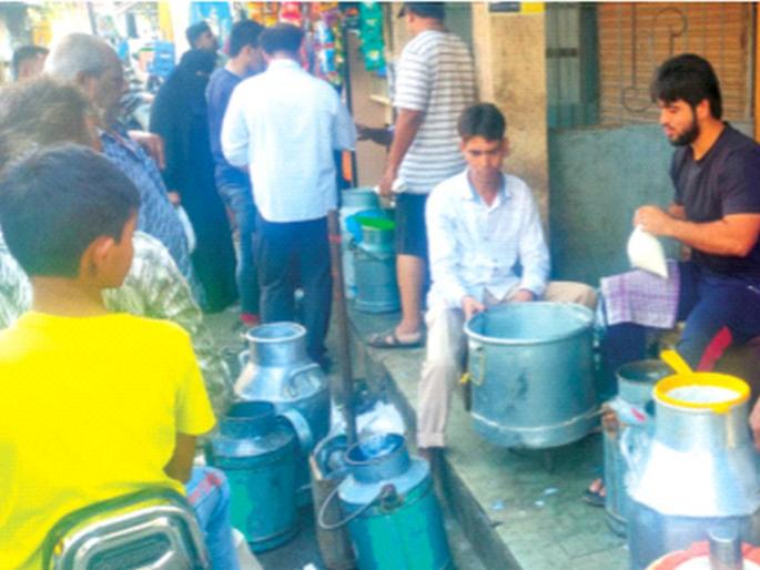 Boil the milk in Kalyan; 84 per Rs | कल्याणमध्ये दुधाला उकळी; दर ८४ रुपये लीटर Boil the milk in Kalyan; 84 per Rs | कल्याणमध्ये दुधाला उकळी; दर ८४ रुपये लीटर