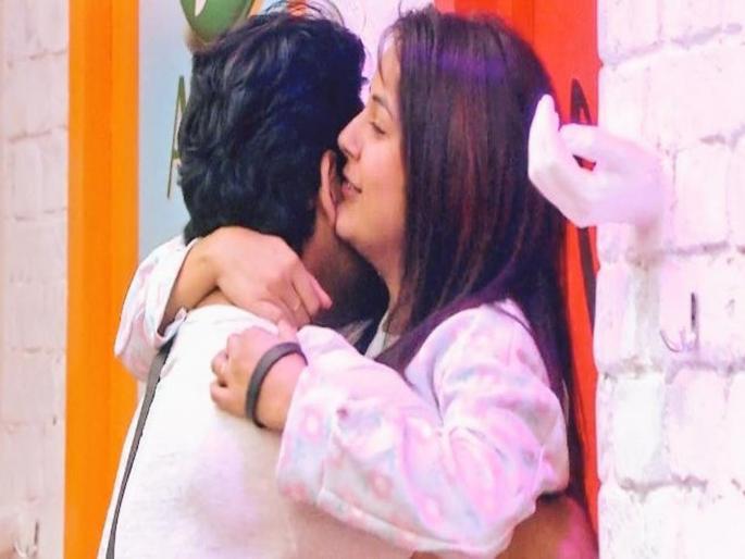 Bigg Boss 13: Shehnaz Gill Kissed Sidharth Shukla Infront Of Arti Singh | Bigg Boss 13: खुल्लमखुल्ला शहनाज गिलने सिद्धार्थ शुक्लाला केले Lip Kiss