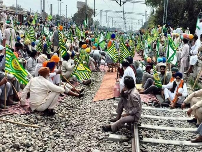 Farmers' 'Rail Roko' movement started, tracks jammed, trains stopped at many places in Punjab | शेतकऱ्यांचे 'रेल रोको' आंदोलन सुरू; पंजाबमध्ये रेल्वे रुळांवर बसले शेतकरी, गाड्या रखडल्या Farmers' 'Rail Roko' movement started, tracks jammed, trains stopped at many places in Punjab | शेतकऱ्यांचे 'रेल रोको' आंदोलन सुरू; पंजाबमध्ये रेल्वे रुळांवर बसले शेतकरी, गाड्या रखडल्या