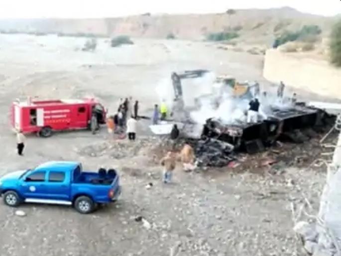 Fatal bus accident in Balochistan pakistan; 41 passengers died after falling into the valley and caught fire | बलुचिस्तानमध्ये भीषण बस अपघात; दरीत कोसळून ४१ प्रवाशांचा मृत्यू Fatal bus accident in Balochistan pakistan; 41 passengers died after falling into the valley and caught fire | बलुचिस्तानमध्ये भीषण बस अपघात; दरीत कोसळून ४१ प्रवाशांचा मृत्यू