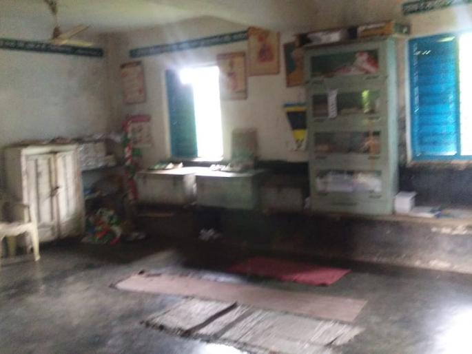 Refused to go to school because of changing of teachers, primary school students | शिक्षकांची बदली झाल्याने प्राथमिक शाळेतील विद्यार्थ्यांनी दिला शाळेत जायला नकार Refused to go to school because of changing of teachers, primary school students | शिक्षकांची बदली झाल्याने प्राथमिक शाळेतील विद्यार्थ्यांनी दिला शाळेत जायला नकार