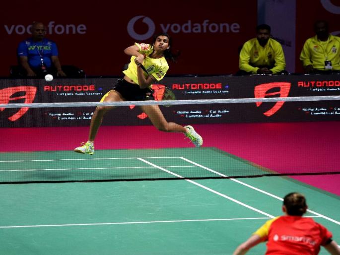 Sing together V. Sindhu beat Vijay in mixed doubles | एकेरीत पी. व्ही. सिंधूचा विजय, मिश्र दुहेरीत मात्र सिंधू पराभूत