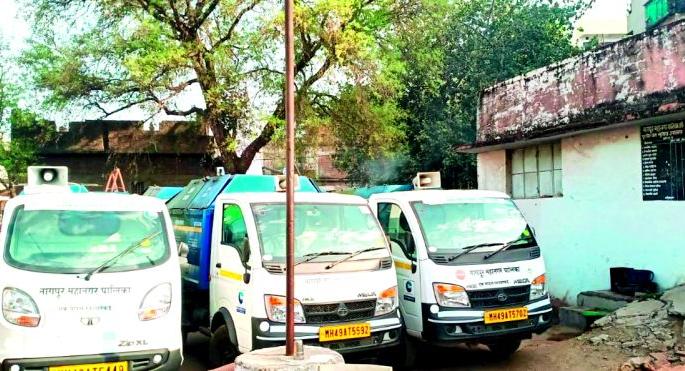 'Garbage room' in front of Municipal School in Nagpur | नागपुरात मनपा शाळेसमोर ‘कचराघर’ 'Garbage room' in front of Municipal School in Nagpur | नागपुरात मनपा शाळेसमोर ‘कचराघर’