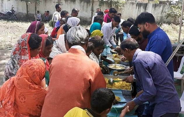 Food for tribals returning to Melghat | मेळघाटात परतणाऱ्या आदिवासींना शिरा अन् खिचडी Food for tribals returning to Melghat | मेळघाटात परतणाऱ्या आदिवासींना शिरा अन् खिचडी