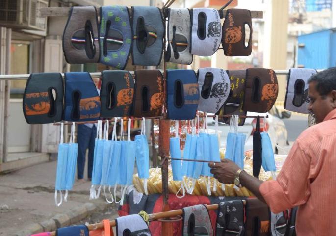 Rare trial of masks at intersections | नागपुरात चौकाचौकात मास्कची सर्रास ट्रायल 