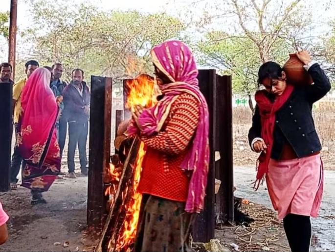 9 daughters performed the last rites of their dead father in sagar | हृदयद्रावक! वडिलांच्या पार्थिवाला खांदा देत मुखाग्नी दिला; 9 मुलींनी पार पाडलं कर्तव्य 9 daughters performed the last rites of their dead father in sagar | हृदयद्रावक! वडिलांच्या पार्थिवाला खांदा देत मुखाग्नी दिला; 9 मुलींनी पार पाडलं कर्तव्य