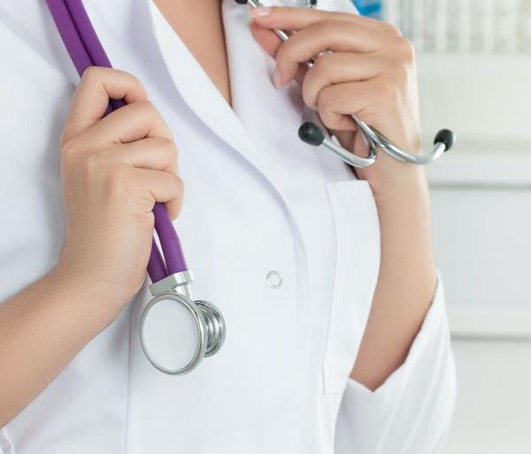 Made viral by tampering with female doctor's photo | महिला डॉक्टरचा फोटोशी छेडछाड करून केले व्हायरल Made viral by tampering with female doctor's photo | महिला डॉक्टरचा फोटोशी छेडछाड करून केले व्हायरल