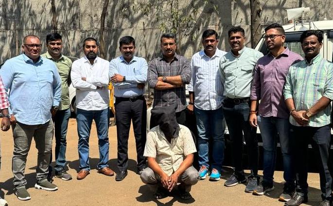 A fugitive accused of murder since 2017 was found in Kashmir | खुनाच्या गुन्ह्यातील २०१७ पासूनचा फरार गुन्हेगार काशीमीरामध्ये सापडला A fugitive accused of murder since 2017 was found in Kashmir | खुनाच्या गुन्ह्यातील २०१७ पासूनचा फरार गुन्हेगार काशीमीरामध्ये सापडला