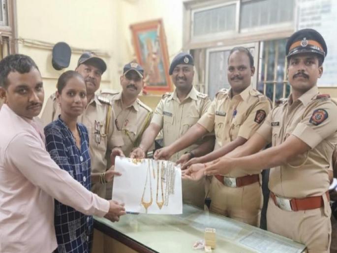 Lost in the Lalbagh crowd 90 gram weights ornament bags; Police gave the search within 2 hours | लालबागच्या गर्दीत हरवला ९ तोळ्यांचा ऐवज; पोलिसांनी दिला २ तासांत शोधून  Lost in the Lalbagh crowd 90 gram weights ornament bags; Police gave the search within 2 hours | लालबागच्या गर्दीत हरवला ९ तोळ्यांचा ऐवज; पोलिसांनी दिला २ तासांत शोधून