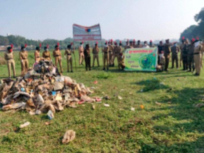 The river basin was cleaned by 71 student soldiers | ७१ छात्रसैनिकांकडून नदीपात्राची झाली स्वच्छता The river basin was cleaned by 71 student soldiers | ७१ छात्रसैनिकांकडून नदीपात्राची झाली स्वच्छता