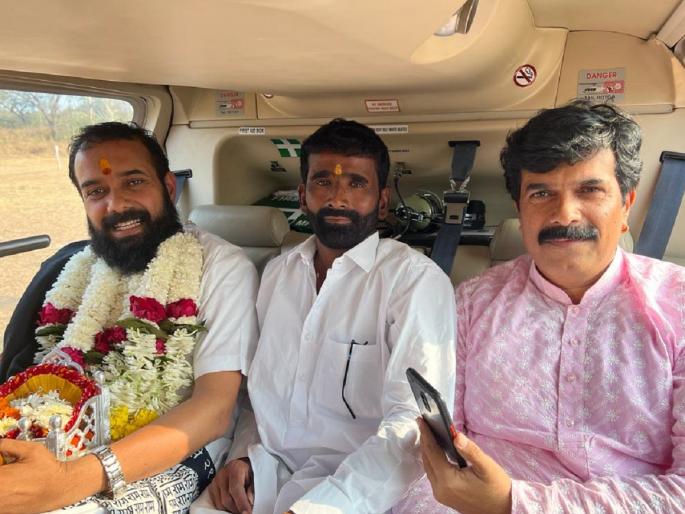 Jai Ho! Maharaj's helicopter journey so that the kirtan was done on time | जय हो! कीर्तन वेळेवर व्हावे म्हणून महाराजांचा चक्क हेलिकॉप्टर प्रवास Jai Ho! Maharaj's helicopter journey so that the kirtan was done on time | जय हो! कीर्तन वेळेवर व्हावे म्हणून महाराजांचा चक्क हेलिकॉप्टर प्रवास