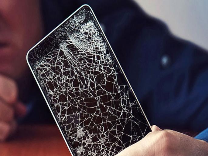 Woman throws mobile phone on boyfriends head during fight death | रागात गर्लफ्रेन्डने फेकून मारला मोबाइल, बॉयफ्रेन्डचा उपचारादरम्यान गेला जीव Woman throws mobile phone on boyfriends head during fight death | रागात गर्लफ्रेन्डने फेकून मारला मोबाइल, बॉयफ्रेन्डचा उपचारादरम्यान गेला जीव