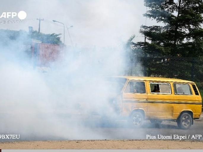 Fatal accident in Nigeria; Bus collided, 20 passengers died after fire Caught | नायजेरियामध्ये भीषण अपघात; बसची टक्कर, २० प्रवाशांचा होरपळून मृत्यू Fatal accident in Nigeria; Bus collided, 20 passengers died after fire Caught | नायजेरियामध्ये भीषण अपघात; बसची टक्कर, २० प्रवाशांचा होरपळून मृत्यू