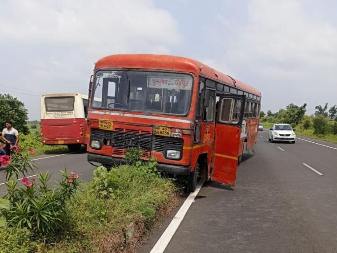 As the condition of the driver worsened, the running bus of Pulgaon Agara got on the divider | चालकाची प्रकृती बिघडल्याने पुलगाव आगाराची धावती बस चढली दुभाजकावर As the condition of the driver worsened, the running bus of Pulgaon Agara got on the divider | चालकाची प्रकृती बिघडल्याने पुलगाव आगाराची धावती बस चढली दुभाजकावर