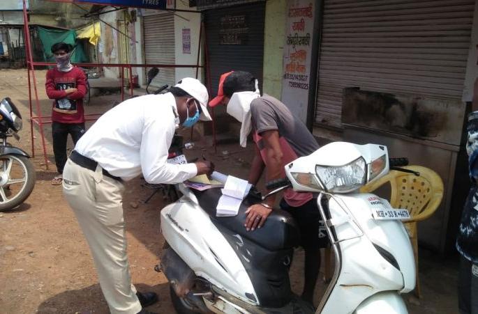 Action against 500 motorists in Gadchiroli | गडचिरोलीत संचारबंदीचे उल्लंघन करणाऱ्या ५०० वाहन चालकांवर कारवाई Action against 500 motorists in Gadchiroli | गडचिरोलीत संचारबंदीचे उल्लंघन करणाऱ्या ५०० वाहन चालकांवर कारवाई
