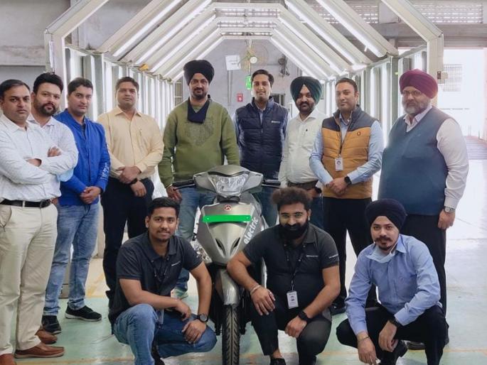 Mahindra launches cheap electric scooter hero Optima; Range 82 km, Price 55,580 Rs | Hero-Mahindra Eletric Scooter Launch: महिंद्राची स्वस्त इलेक्ट्रीक स्कूटर लाँच; या मोठ्या कंपनीसोबत सहकार्य, जाणून घ्या रेंज आणि किंमत Mahindra launches cheap electric scooter hero Optima; Range 82 km, Price 55,580 Rs | Hero-Mahindra Eletric Scooter Launch: महिंद्राची स्वस्त इलेक्ट्रीक स्कूटर लाँच; या मोठ्या कंपनीसोबत सहकार्य, जाणून घ्या रेंज आणि किंमत