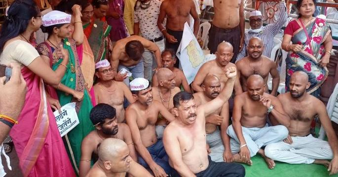 Half-naked movement for a separate Vidarbha; Police took him into custody | वेगळ्या विदर्भासाठी केले अर्धनग्न आंदोलन; पोलिसांनी घेतले ताब्यात Half-naked movement for a separate Vidarbha; Police took him into custody | वेगळ्या विदर्भासाठी केले अर्धनग्न आंदोलन; पोलिसांनी घेतले ताब्यात