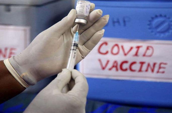Only 0.02 to 0.04 per cent of those tested positive after vaccination | लसीकरणानंतर पॉझिटिव्ह आलेल्यांचे प्रमाण फक्त ०.०२ ते ०.०४ टक्के Only 0.02 to 0.04 per cent of those tested positive after vaccination | लसीकरणानंतर पॉझिटिव्ह आलेल्यांचे प्रमाण फक्त ०.०२ ते ०.०४ टक्के