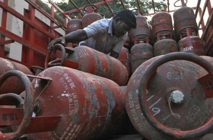 Ask the cylinder giver, have you been vaccinated, many are deprived of vaccination | सिलिंडर देणाऱ्यास विचारा, लस घेतली का? अनेक जण लसीकरणापासून वंचित Ask the cylinder giver, have you been vaccinated, many are deprived of vaccination | सिलिंडर देणाऱ्यास विचारा, लस घेतली का? अनेक जण लसीकरणापासून वंचित