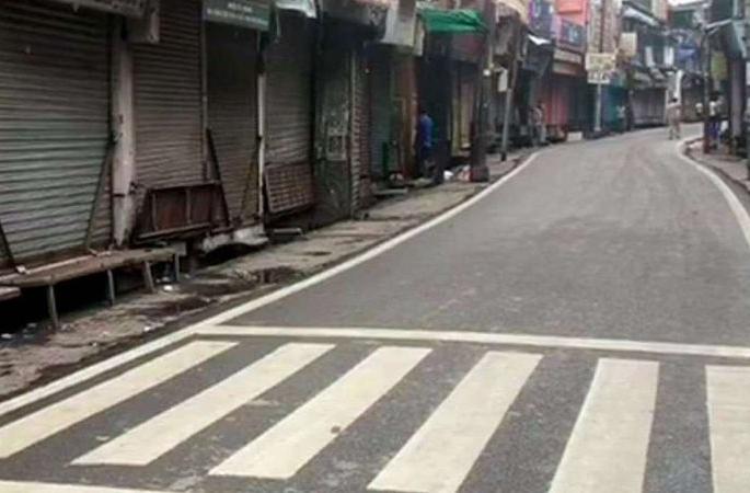 The different announcements of the two ministers created a stir in the markets of Nagpur | दोन मंत्र्यांच्या वेगवेगळ्या घोषणांनी नागपूरच्या बाजारपेठांमध्ये खळबळ The different announcements of the two ministers created a stir in the markets of Nagpur | दोन मंत्र्यांच्या वेगवेगळ्या घोषणांनी नागपूरच्या बाजारपेठांमध्ये खळबळ