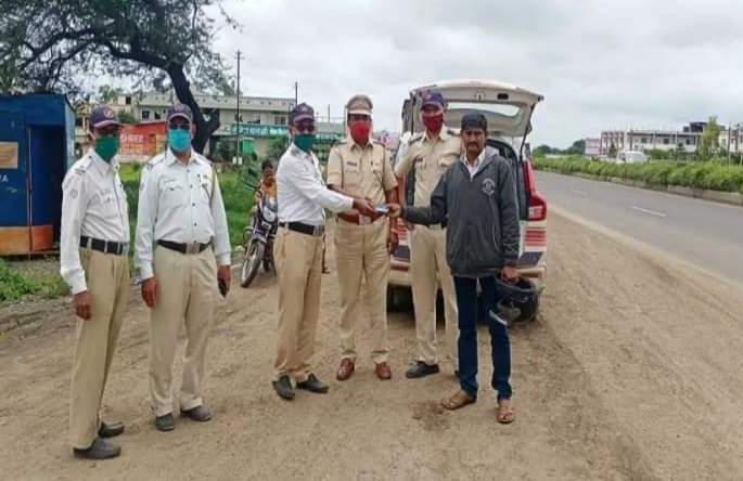 Appreciating the humanitarian work of the police, they searched for the passenger and returned Rs 11,000 in pune | पोलिसांची कार्यतत्परता अन् माणूसकी, प्रवाशाला शोधून परत केले 11 हजार