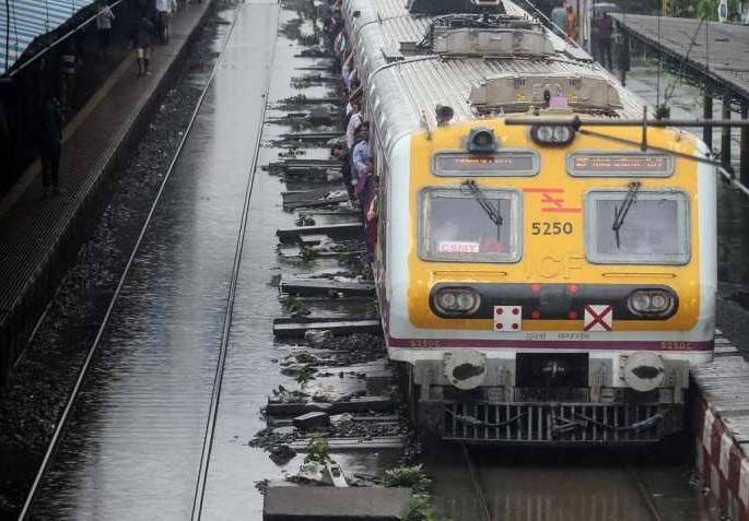 Three days later on the Central Railway on track | तीन दिवसांनी मध्यरेल्वे रुळावर Three days later on the Central Railway on track | तीन दिवसांनी मध्यरेल्वे रुळावर