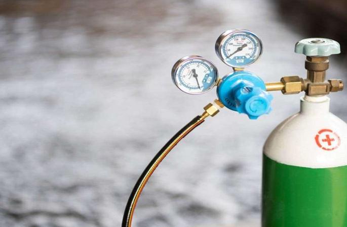 36 patients breathed on a single cylinder | नागपुरातील ३६ रुग्णांचा श्वास एका सिलेंडरच्या भरवशावर; आयुष इस्पितळ प्रकरण 36 patients breathed on a single cylinder | नागपुरातील ३६ रुग्णांचा श्वास एका सिलेंडरच्या भरवशावर; आयुष इस्पितळ प्रकरण