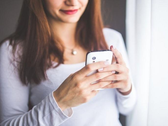 Relationship : Couples texting style reveals about their relationship | तुम्हीही तुमच्या पार्टनरला खूप मेसेज करता, जाणून घ्या यावर एक्सपर्ट काय सांगतात! Relationship : Couples texting style reveals about their relationship | तुम्हीही तुमच्या पार्टनरला खूप मेसेज करता, जाणून घ्या यावर एक्सपर्ट काय सांगतात!