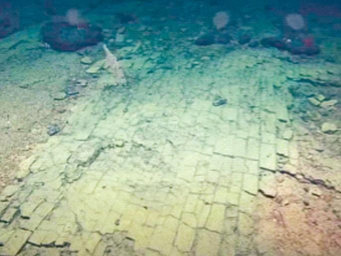 The mysterious road of yellow bricks at the bottom of the sea, even the scientists were amazed | समुद्राच्या तळाशी पिवळ्या विटांचा रहस्यमय रस्ता, शास्त्रज्ञही झाले थक्क