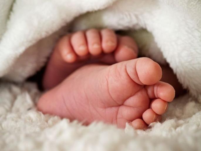 Raver's mother threw the newborn baby into the drain | रावेरला नवजात शिशूला मातेने नाल्यात फेकले Raver's mother threw the newborn baby into the drain | रावेरला नवजात शिशूला मातेने नाल्यात फेकले