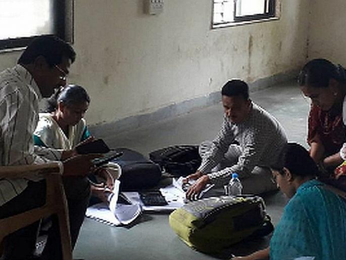 Work on updated lists from collateral information for loss | नुकसानीच्या पंचनाम्याच्या संकलित माहितीवरून अद्यावत याद्यांचे काम Work on updated lists from collateral information for loss | नुकसानीच्या पंचनाम्याच्या संकलित माहितीवरून अद्यावत याद्यांचे काम