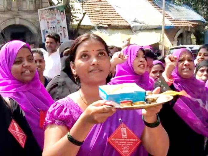Asha volunteers waving for Diwali Bonas at the entrance of the municipal headquarters in Bhiwandi | भिवंडीत आशा स्वयंसेविकांचे पालिका मुख्यालय प्रवेशद्वारावर बोनससाठी ओवाळणी आंदोलन Asha volunteers waving for Diwali Bonas at the entrance of the municipal headquarters in Bhiwandi | भिवंडीत आशा स्वयंसेविकांचे पालिका मुख्यालय प्रवेशद्वारावर बोनससाठी ओवाळणी आंदोलन