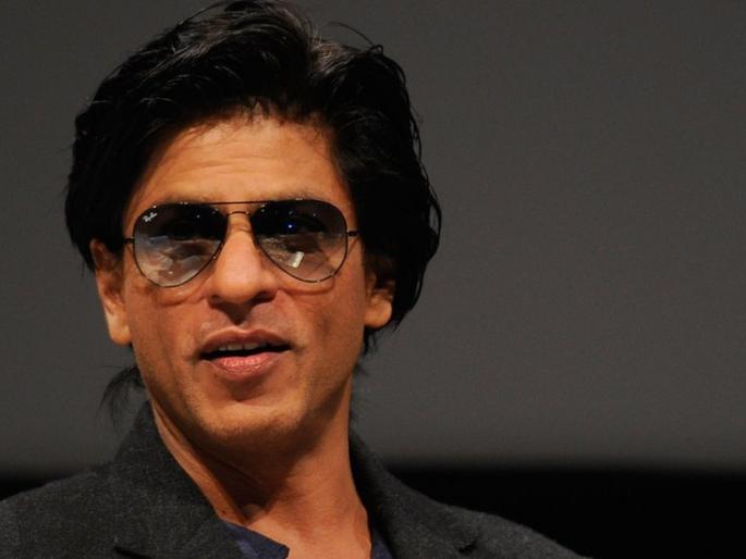 shah rukh khan diwali party fan injured himself | अन् शाहरुख खान भेटला नाही म्हणून ‘त्याने’ स्वत:वर केले ब्लेडचे वार! shah rukh khan diwali party fan injured himself | अन् शाहरुख खान भेटला नाही म्हणून ‘त्याने’ स्वत:वर केले ब्लेडचे वार!