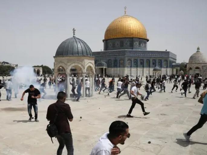Violence at Al-Aqsa Mosque; 67 Palestinians wounded in Israeli forces action | Al-Aqsa mosque: अल-अक्सा मशीदीमध्ये हिंसाचार; इस्त्रायलच्या सैनिकांची कारवाई, १५० हून अधिक पॅलेस्टीनी जखमी Violence at Al-Aqsa Mosque; 67 Palestinians wounded in Israeli forces action | Al-Aqsa mosque: अल-अक्सा मशीदीमध्ये हिंसाचार; इस्त्रायलच्या सैनिकांची कारवाई, १५० हून अधिक पॅलेस्टीनी जखमी