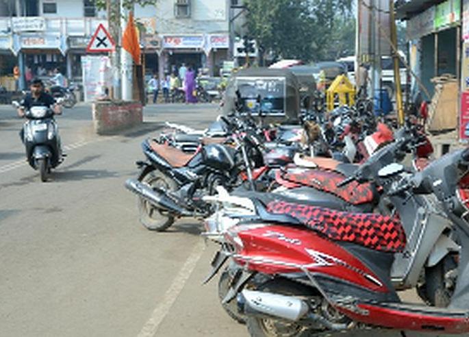  Along with the traffic congestion, illegal parking stress | वाहतूक कोंडीच्या त्रासासोबतच अवैध पार्किंगचाही ताण