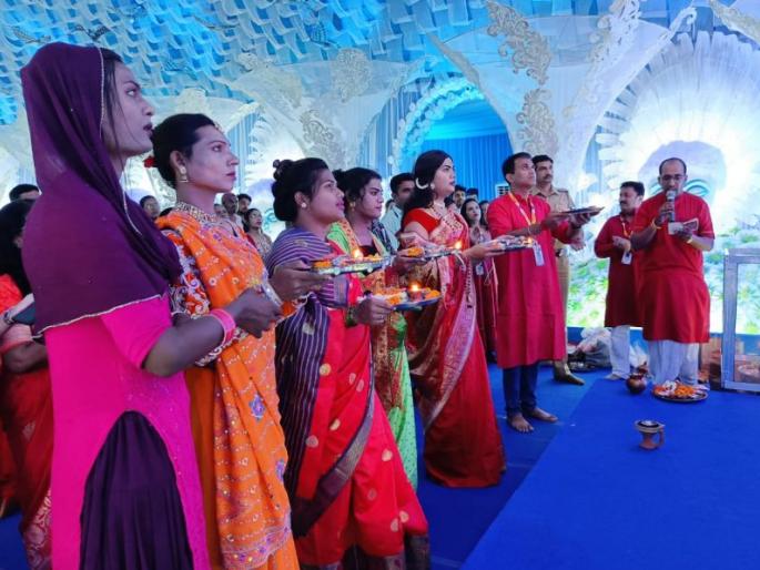 Rani Lakshmi Durgaetswat Aarti performed by transgenders | राणीलक्ष्मी दुर्गाेत्सवात तृतीयपंथीयांनी केली आरती