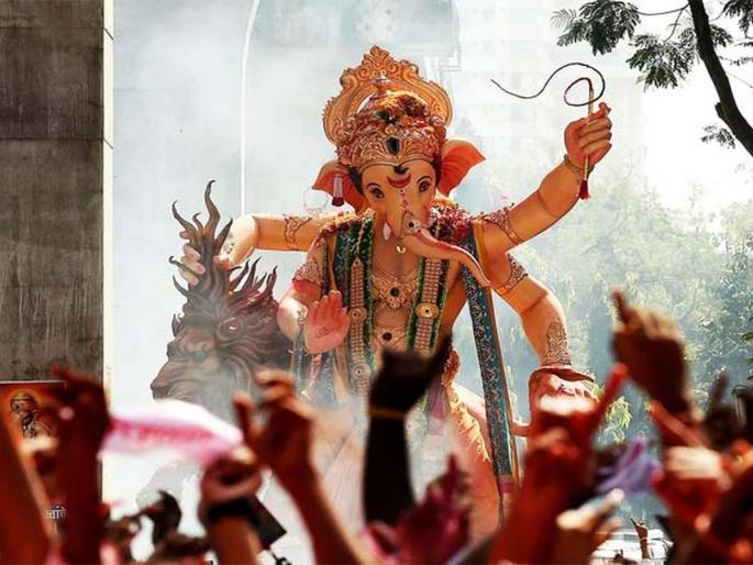 Ganapati immersion procession gave way to Muslim funeral procession at Amravati | गणपती विसर्जन मिरवणुकीतून दिला मुस्लिम अंत्ययात्रेला रस्ता; अमरावतीकरांनी दिले एकतेचे दर्शन Ganapati immersion procession gave way to Muslim funeral procession at Amravati | गणपती विसर्जन मिरवणुकीतून दिला मुस्लिम अंत्ययात्रेला रस्ता; अमरावतीकरांनी दिले एकतेचे दर्शन