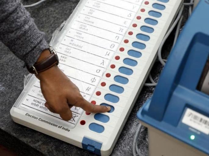 Game begins in Uttar Pradesh! car has no number plate, EVM found inside at Kairana constituency election 2022 | UP Election 2022: उत्तर प्रदेशमध्ये खेळ सुरु! कारला नंबरप्लेट नाही, आतमध्ये सापडले EVM; उडाली खळबळ Game begins in Uttar Pradesh! car has no number plate, EVM found inside at Kairana constituency election 2022 | UP Election 2022: उत्तर प्रदेशमध्ये खेळ सुरु! कारला नंबरप्लेट नाही, आतमध्ये सापडले EVM; उडाली खळबळ