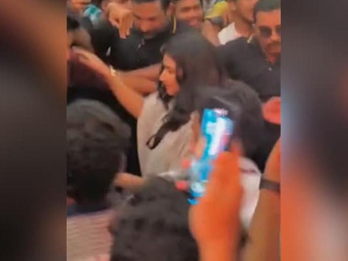Two famous Malayalam actresses sexually molested at Kozhikode Mall; video goes viral | दोन प्रसिद्ध मल्याळम अभिनेत्रींशी भर मॉलमध्ये लैंगिक छेडछाड; Video व्हायरल झाल्याने खळबळ Two famous Malayalam actresses sexually molested at Kozhikode Mall; video goes viral | दोन प्रसिद्ध मल्याळम अभिनेत्रींशी भर मॉलमध्ये लैंगिक छेडछाड; Video व्हायरल झाल्याने खळबळ